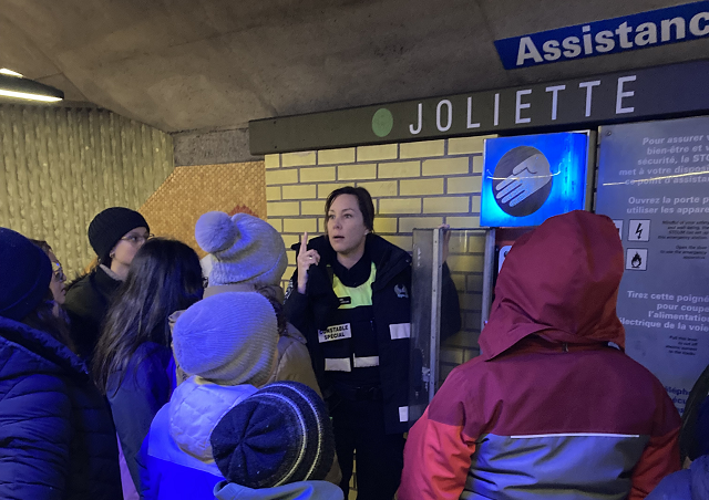 Un constable sp&eacute;cial s'adresse &agrave; des adolescents.
